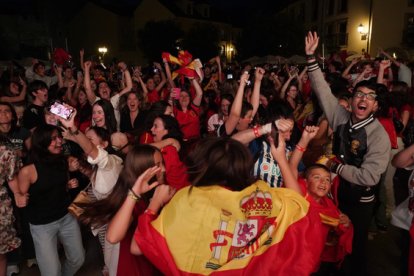 La afición de Ponferrada celebra el triunfo de la selección española de fútbol en la Eurocopa