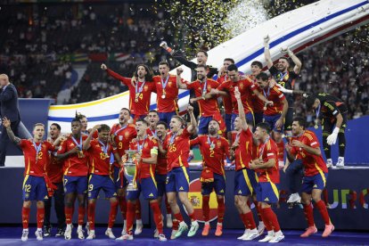 El capitán de la selección española Álvaro Morata levanta el trofeo junto a sus compañeros durante la celebración de la victoria de la Eurocopa, tras vencer a Inglaterra en el partido de la final disputado este domingo en el Estadio Olímpico de Berlín.