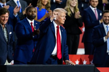 El expresidente de EE.UU., Donald Trump (2017-2021) (i) y candidato por el partido republicano a la Presidencia de EE.UU., participa durante la convención nacional en Milwaukee (EE.UU.). EFE/EPA/JIM LO SCALZO