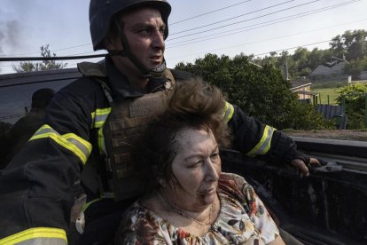 Imagen de una persona herida en Ucrania por un ataque de Rusia. EFE/EPA/YEVHEN TITOV 57762