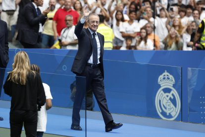 El presidente del Real Madrid, Florentino Pérez durante la presentación del francés Kylian Mbappé como nuevo jugador del club. EFE/Chema Moya
