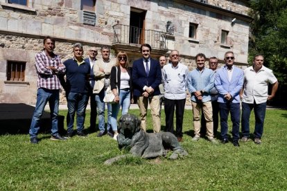 El consejero de Medio Ambiente, Vivienda y Ordenación del Territorio, Juan Carlos Suárez-Quiñones, visita la Casa del Parque de Babia y Luna