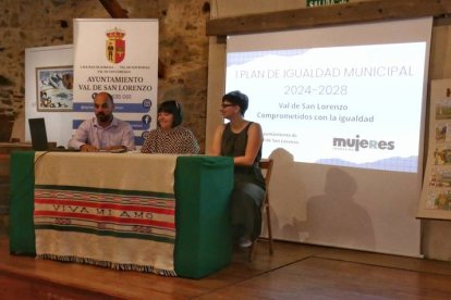 El alcalde, Alfonso Cordero, con María José Carretero y Marta Fernández Aller.