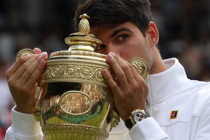 El español Carlos Alcaraz besa el trofeo tras vencer a Novak Djokovic en la final del torneo de Wimbledon. EFE/ADAM VAUGHAN