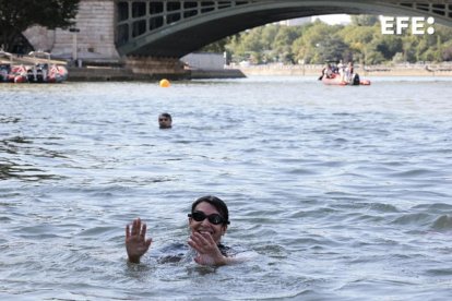 La alcaldesa de París, Anne Hidalgo, se baña en el Sena para demostrar que sus aguas son aptas para las competiciones olímpicas. EFE/EPA/JOEL SAGET / POOL MAXPPP OUT
