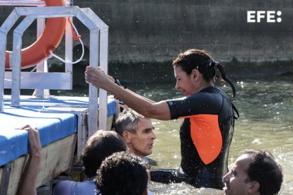 Anne Hidalgo, alcalesa de París, sale del agua tras bañarse en el Sena. EFE/EPA/JOEL SAGET / POOL MAXPPP OUT