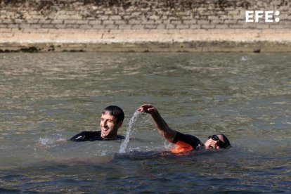 Anne Hidalgo, alcaldesa de París, y Tony Estanguet, presidente del comité organizador de los Juegos Olímpicos de París, nadan en el Sena.EFE/EPA/JOEL SAGET / POOL MAXPPP OUT