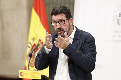 MADRID, 17/07/2024.- El secretario de Estado de Trabajo, Joaquín Pérez Rey, durante la rueda de prensa posterior a la reunión que representantes del Ministerio de Trabajo, sindicatos y patronal han llevado a cabo este miércoles para avanzar en la negociación de la reducción de la jornada tras la última propuesta del Gobierno que plantea mayor flexibilidad en la disminución de horas de trabajo. EFE/ Rodrigo Jimenez