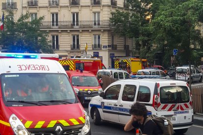 Un automovilista embistió este miércoles la terraza de un bar situado en el este de París, frente al turístico cementerio de Père Lachaise, y dejó al menos tres heridos graves, informaron las autoridades. El conductor que se empotró contra la terraza del bar Ramus, en la Avenida Père Lachaise, se dio a la fuga, mientras el copiloto fue arrestado y dio positivo por drogas y alcohol. EFE/Antonio Torres del Cerro