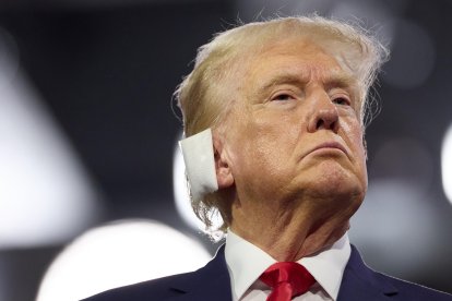 El candidato presidencial republicano y expresidente Donald Trump con una venda en la oreja derecha tras el atentado del sábado pasado. EFE/ Allison Dinner