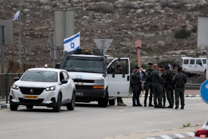 Guardias de seguridad israelíes vigilan la prisión militar de Ofer, cerca de Jerusalén, Israel, en una imagen de archivo. EFE/EPA/ATEF SAFADI