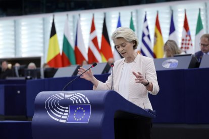 La titular saliente y candidata a la reelección a la presidencia de la Comisión Europea, Ursula von der Leyen, en su discurso de investidura este jueves en el Parlamento Europeo en Estrasburgo. EFE/EPA/RONALD WITTEK