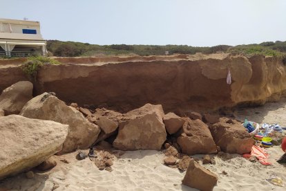 Vista del lugar donde un padre de 47 años y una bebé de dos meses han resultado heridos por un desprendimiento de rocas en la playa de Es Cupinà, en la isla de Formentera./SOLO USO EDITORIAL/SOLO DISPONIBLE PARA ILUSTRAR LA NOTICIA QUE ACOMPAÑA (CRÉDITO OBLIGATORIO)
