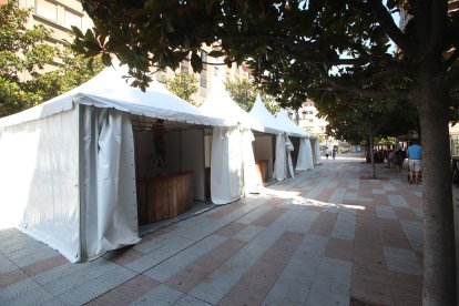 Casetas preparadas, este jueves, en la plaza Fernando Miranda de Ponferrada.