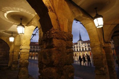 Vista nocturna de la plaza Mayor de León desde los soportales.