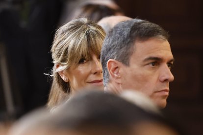 El presidente del Gobierno, Pedro Sánchez, y su esposa, Begoña Gómez, en una imagen de archivo. EFE/ Chema Moya