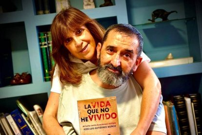 Aurora y José Luis con el libro escrito por él "La vida que no he vivido". Foto cedida
