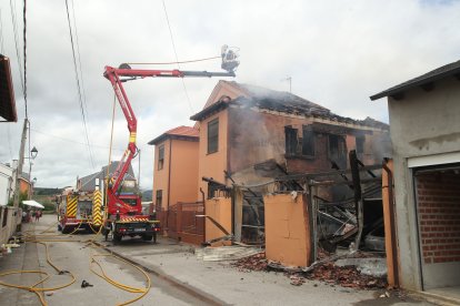 Un incendio iniciado en el garaje arrasa una vivienda en Cacabelos.
