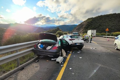 El accidente involucró a un Opel, donde viajaba el joven más grave, y tres personas más, y a un Mercedes