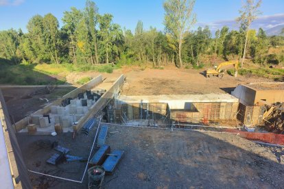 Obras de Endesa en el azud del río Boeza en Bembibre.