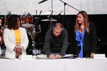 El presidente de Colombia, Gustavo Petro (c), junto a la vicepresidenta, Francia Márquez (i), firma el documento en el que sanciona la ley que prohíbe las corridas de toros en el país, este 22 dejulio de 2024. EFE/Carlos Ortega