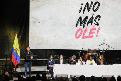 El presidente de Colombia, Gustavo Petro (junto a la bandera), habla este 22 de julio de 2024 en la plaza de toros La Santamaría, en Bogotá, donde sancionó la ley ‘No más olé’, que prohíbe las corridas de toros en el país a partir de 2027. EFE/Carlos Ortega