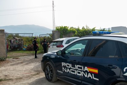 Agentes de la policía en el lugar donde la mujer apareció asesinada en Motril (Granada). EFE/ Alba Feixas