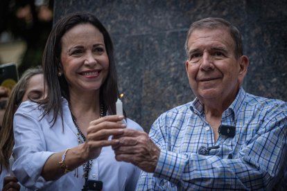 El candidato presidencial de la principal alianza opositora de Venezuela, Edmundo González Urrutia (der.), asiste a un acto de oración junto a la líder antichavista María Corina Machado este domingo, en Caracas (Venezuela). EFE/ Henry Chirinos