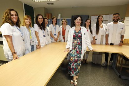 El equipo del estudio está formado por profesionales de Endocrinología y Nutrición, con María Ballesteros en el centro, y supervisoar as de Neumología y Medcina Interna