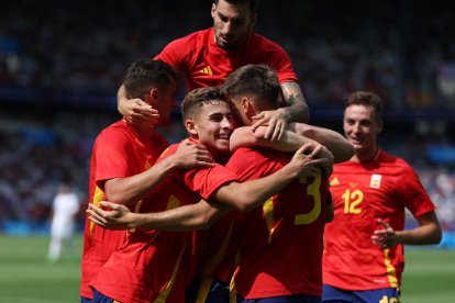 Los jugadores españoles celebran el 1-2 durante el partido de la fase de grupos de los Juegos Olímpicos que España y Uzbekistán disputan este miércoles en el Parque de los Príncipes de París.