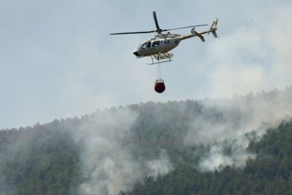 Equipos de extinción trabajan en el incendio forestal en la localidad de El Pueyo de Araguás (Huesca). EFE/ Javier Blasco