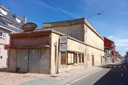 Imagen exterior del edificio que alberga el cine.