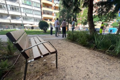 El portavoz popular, David Fernández, y los concejales Ana Franco y José Antonio Cabañeros visitaban esta mañana esta zona del barrio de San Mamés tras las denuncias recibidas de los vecinos