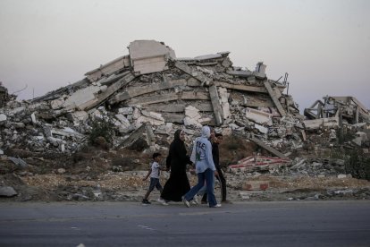 Palestinos desplazados internos caminan por la carretera Salah Al Din en medio de la operación militar israelí en Jan Yunis, sur de la Franja de Gaza, el 25 de julio de 2024. EFE/EPA/MOHAMMED SABRE