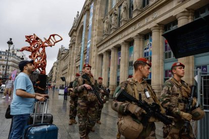 Militares franceses patrullan frente a la estación Gare du Nord en París, tras el "atentado masivo" sufrido por la red de trenes de alta velocidad francesa.