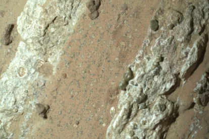El rover Perseverance de la NASA descubrió “manchas de leopardo” en una roca rojiza apodada "Cheyave Falls" en el cráter Jezero de Marte en julio de 2024.