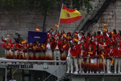 La delegación española, por el Sena, en la inauguración de los Juegos.