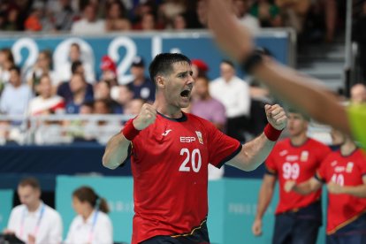 El español Abel Serdio celebra con sus compañeros de la selección española de balonmano al finalizar el partido de balonmano entre España y Eslovenia en la fase preliminar de los Juegos Olímpicos París 2024, en París, Francia. EFE/ Miguel Gutiérrez