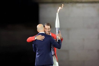 Rafa Nadal y Zidane con la antorcha olímpica en un final apoteósico de la ceremonia de inauguración de los JJOO de París