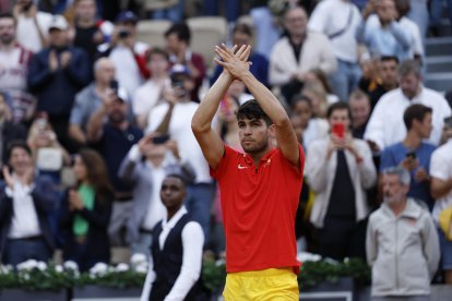 El tenista español Carlos Alcaraz durante su partido ante el libanés Hady Habib, correspondiente a la primera ronda individual masculino de tenis de los Juegos Olímpicos de París 2024 este sábado en París. EFE/ Juanjo Martín