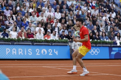 El tenista español Carlos Alcaraz celebra un punto ante el libanés Hady Habib durante su partido de primera ronda individual masculino de tenis de los Juegos Olímpicos de París 2024 este sábado en París. EFE/ Juanjo Martín