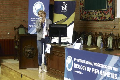 La doctora Oliana Carnevali durante su conferencia en León.