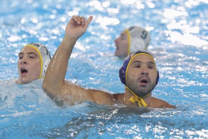 El jugador español Felipe Perrone celebra tras marcar un gol a Australia durante el partido de waterpolo de losJuegos de París 2024 disputado este domingo en el Centro Acuático de París (Francia). EFE/ Kiko Huesca