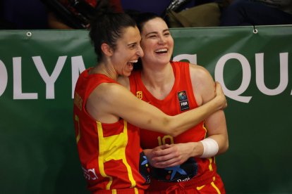 Alba Torrens (L) y Megan Gustafson. EFE/EPA/Zsombor Toth/Archivo