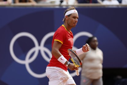 El tenista español Rafael Nadal ante el húngaro Marton Fucsovics en la primera ronda individual masculina de los Juegos Olímpicos de París 2024 en la pista Philippe-Chatrier del complejo de tenis Roland Garros, este domingo en París, Francia. EFE/ Juanjo Martín