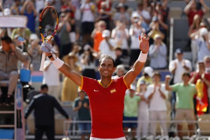 El tenista español Rafael Nadal celebra tras vencer al húngaro Marton Fucsovics en la primera ronda individual masculina de los Juegos Olímpicos de París 2024 en la pista Philippe-Chatrier del complejo de tenis Roland Garros, este domingo en París, Francia. EFE/ Juanjo Martín