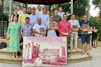 Imagen de familia de los premiados en la feria del vino de Valencia de Don Juan.