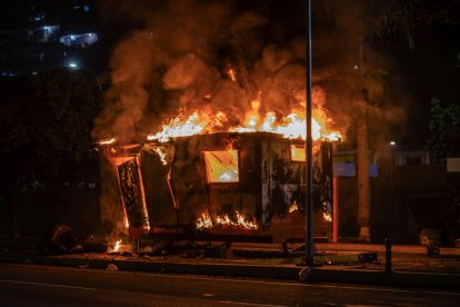 Fotografía de un módulo de la Policía Nacional Bolivariana (PNB) incendiado durante las protestas por los resultados de las elecciones presidenciales este lunes, en la autopista Prados del Este, en Caracas (Venezuela). EFE/ Henry Chirinos