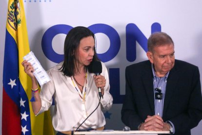 La líder opositora venezolana María Corina Machado (i) habla durante una rueda de prensa junto al candidato a la presidencia de Venezuela Edmundo González Urrutia este lunes, tras los comicios celebrados este 28 de julio, en Caracas (Venezuela). EFE/ Manuel Díaz