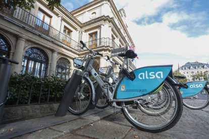 Una de las bancadas de alquiler de bibivletas en León